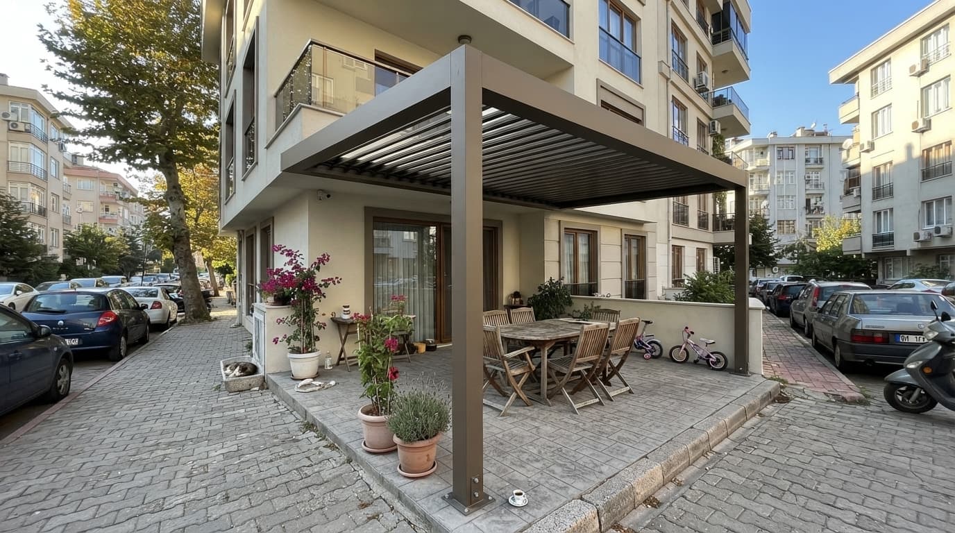 Rollingroof pergolanın ray üzerindeki alüminyum sandviç panellerinin detayı